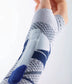 Die Abbildung zeigt die Bauerfeind ManuTrain Bandage, eine stützende Bandage zur Stabilisierung des Handgelenks. Sie besteht aus elastischem, atmungsaktivem Material und ist anatomisch geformt, um sich optimal an das Handgelenk anzupassen. Die Bandage verfügt über integrierte, flexibel einsetzbare Pelotten, die gezielten Druck ausüben und die Muskulatur entlasten.