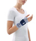 Die Abbildung zeigt die Bauerfeind ManuTrain Bandage, eine stützende Bandage zur Stabilisierung des Handgelenks. Sie besteht aus elastischem, atmungsaktivem Material und ist anatomisch geformt, um sich optimal an das Handgelenk anzupassen. Die Bandage verfügt über integrierte, flexibel einsetzbare Pelotten, die gezielten Druck ausüben und die Muskulatur entlasten.