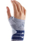 Die Abbildung zeigt die Bauerfeind ManuTrain Bandage, eine stützende Bandage zur Stabilisierung des Handgelenks. Sie besteht aus elastischem, atmungsaktivem Material und ist anatomisch geformt, um sich optimal an das Handgelenk anzupassen. Die Bandage verfügt über integrierte, flexibel einsetzbare Pelotten, die gezielten Druck ausüben und die Muskulatur entlasten.