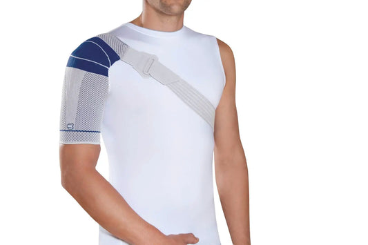 Die Abbildung zeigt die Bauerfeind OmoTrain S Bandage, eine stützende Schulterbandage zur Stabilisierung des Schultergelenks. Hergestellt aus elastischem und atmungsaktivem Material, bietet die Bandage gezielte Kompression, um das Schultergelenk zu entlasten und zu stabilisieren. Die OmoTrain S ist schlanker als das klassische Modell und verzichtet auf die Pelotte, wodurch sie besonders für leichte Instabilitäten und zur präventiven Unterstützung bei sportlichen Aktivitäten geeignet ist.