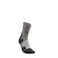 Das Bild zeigt die Bauerfeind Outdoor Merino Mid Cut Socks für Damen, knöchelhohe Socken. Die Kompression ist leicht und unterstützt die Blutzirkulation, während die mittelhohe Passform den Knöchel sanft umschliesst. Diese Socken sind speziell für Outdoor-Aktivitäten entwickelt und bieten Komfort und Schutz. 