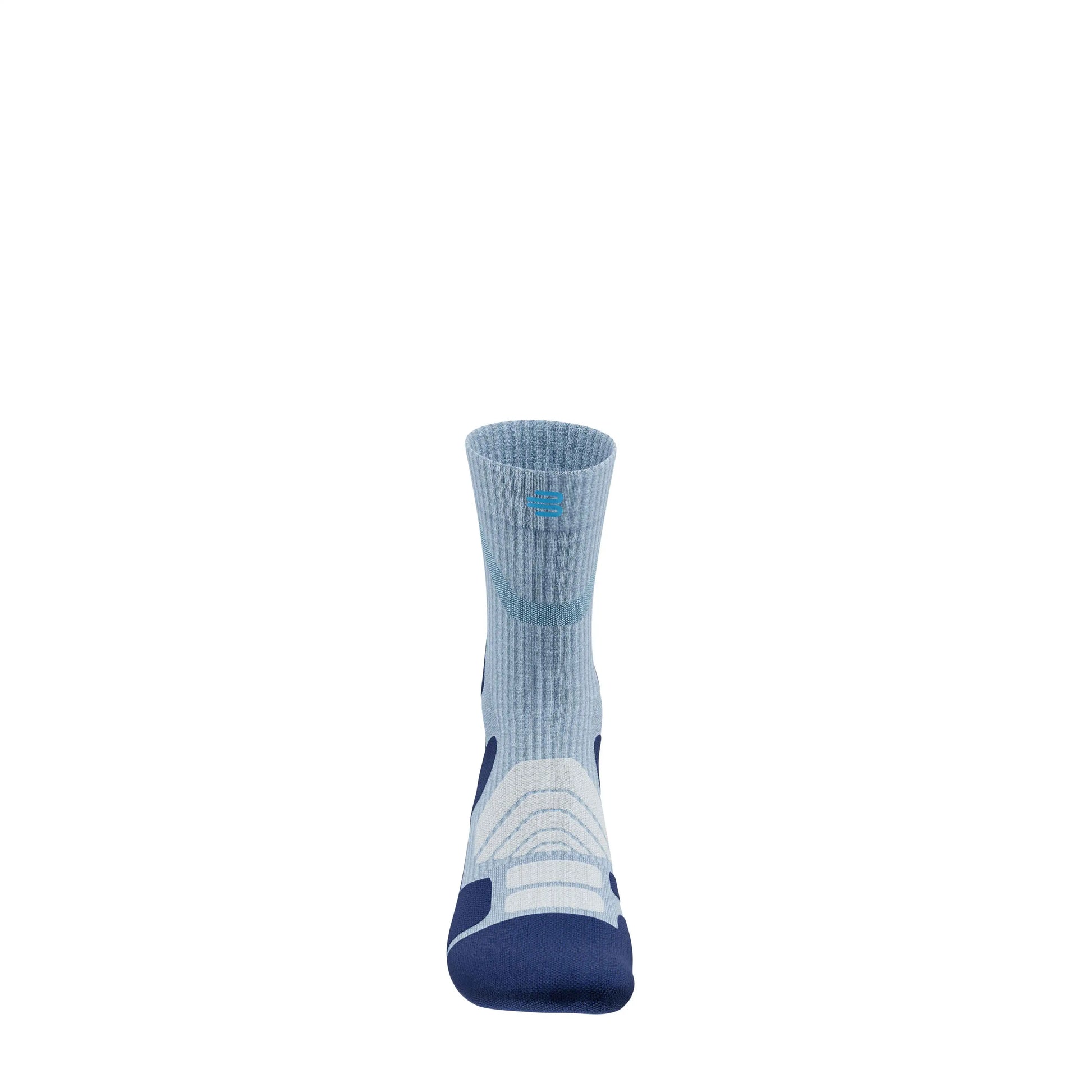 Das Bild zeigt die Bauerfeind Outdoor Merino Mid Cut Socks für Damen, knöchelhohe Socken. Die Kompression ist leicht und unterstützt die Blutzirkulation, während die mittelhohe Passform den Knöchel sanft umschliesst. Diese Socken sind speziell für Outdoor-Aktivitäten entwickelt und bieten Komfort und Schutz. 