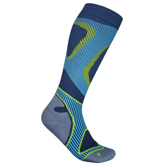 Das Bild zeigt die Bauerfeind Run Performance Compression Socks, lange, sportliche Kompressionsstrümpfe in einem modernen Design. Die Strümpfe reichen bis unter das Knie und sind speziell für Läufer und sportliche Aktivitäten entwickelt. Die Kompressionszonen unterstützen gezielt die Wadenmuskulatur, fördern die Blutzirkulation und reduzieren Muskelvibrationen während des Laufens.