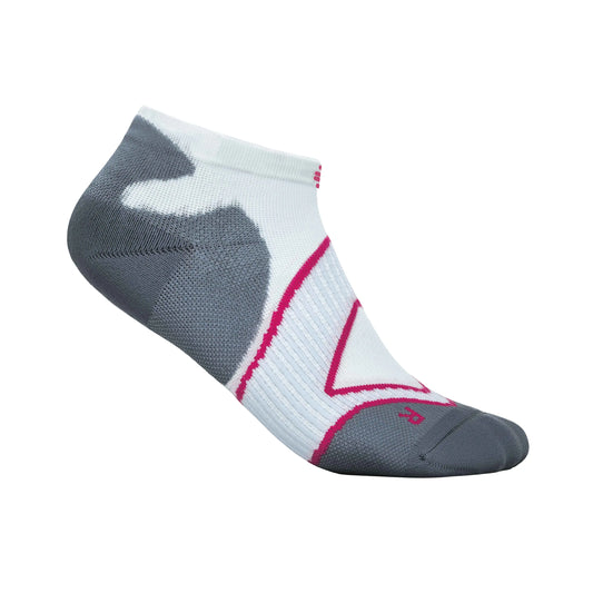 Das Bild zeigt die Bauerfeind Run Performance Low Cut Socks für Damen. Die Socken sind ergonomisch geformt und bieten gezielte Kompression im Mittelfussbereich, um die Fussmuskulatur während des Laufens zu unterstützen. 
