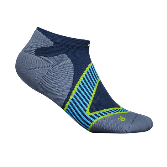 Das Bild zeigt die Bauerfeind Run Performance Low Cut Socks für Herren. Die Socken sind ergonomisch geformt und bieten gezielte Kompression im Mittelfussbereich, um die Fussmuskulatur während des Laufens zu unterstützen.