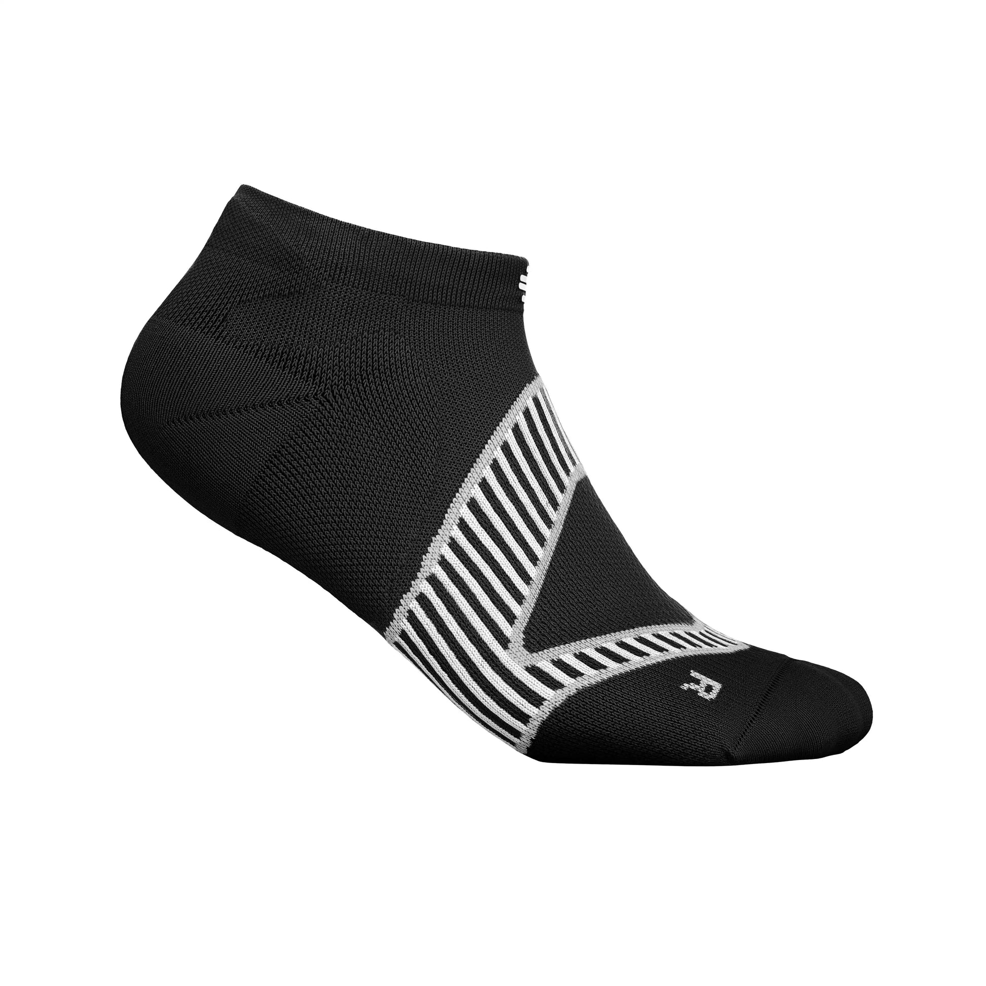 Das Bild zeigt die Bauerfeind Run Performance Low Cut Socks für Herren. Die Socken sind ergonomisch geformt und bieten gezielte Kompression im Mittelfussbereich, um die Fussmuskulatur während des Laufens zu unterstützen. 