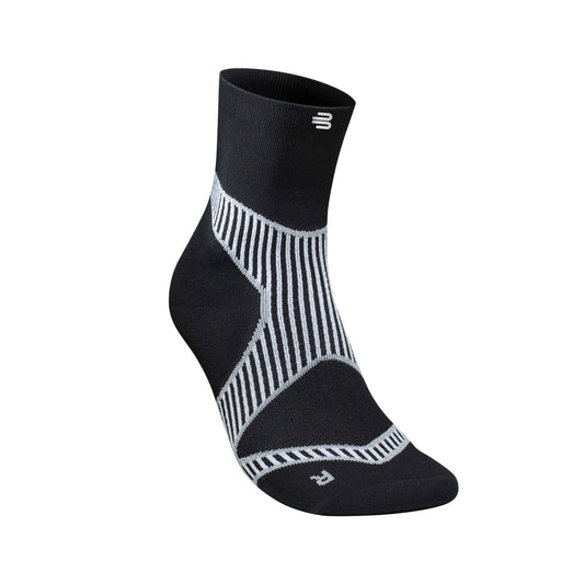 Das Bild zeigt die Bauerfeind Run Performance Mid Cut Socks, sportliche, mittelhohe Kompressionssocken. Die Socken reichen bis knapp über den Knöchel und sind für Läufer entwickelt, um während des Trainings optimalen Halt und Unterstützung zu bieten. Der Fussbereich ist gepolstert, besonders an den Zehen und der Ferse, um Druckstellen und Blasenbildung zu verhindern.