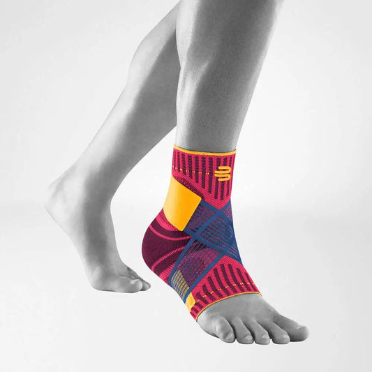 Die Abbildung zeigt den Bauerfeind Sports Ankle Support, eine Knöchelbandage, die speziell für sportliche Aktivitäten entwickelt wurde. Sie besteht aus elastischem, atmungsaktivem Material und bietet gezielte Kompression und Stabilität für das Knöchelgelenk. Die Bandage ist mit verstärkten Stabilisierungsbändern ausgestattet, die zusätzliche Unterstützung bieten und das Risiko von Verstauchungen und Überlastungen reduzieren.