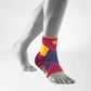 Die Abbildung zeigt den Bauerfeind Sports Ankle Support, eine Knöchelbandage, die speziell für sportliche Aktivitäten entwickelt wurde. Sie besteht aus elastischem, atmungsaktivem Material und bietet gezielte Kompression und Stabilität für das Knöchelgelenk. Die Bandage ist mit verstärkten Stabilisierungsbändern ausgestattet, die zusätzliche Unterstützung bieten und das Risiko von Verstauchungen und Überlastungen reduzieren. 