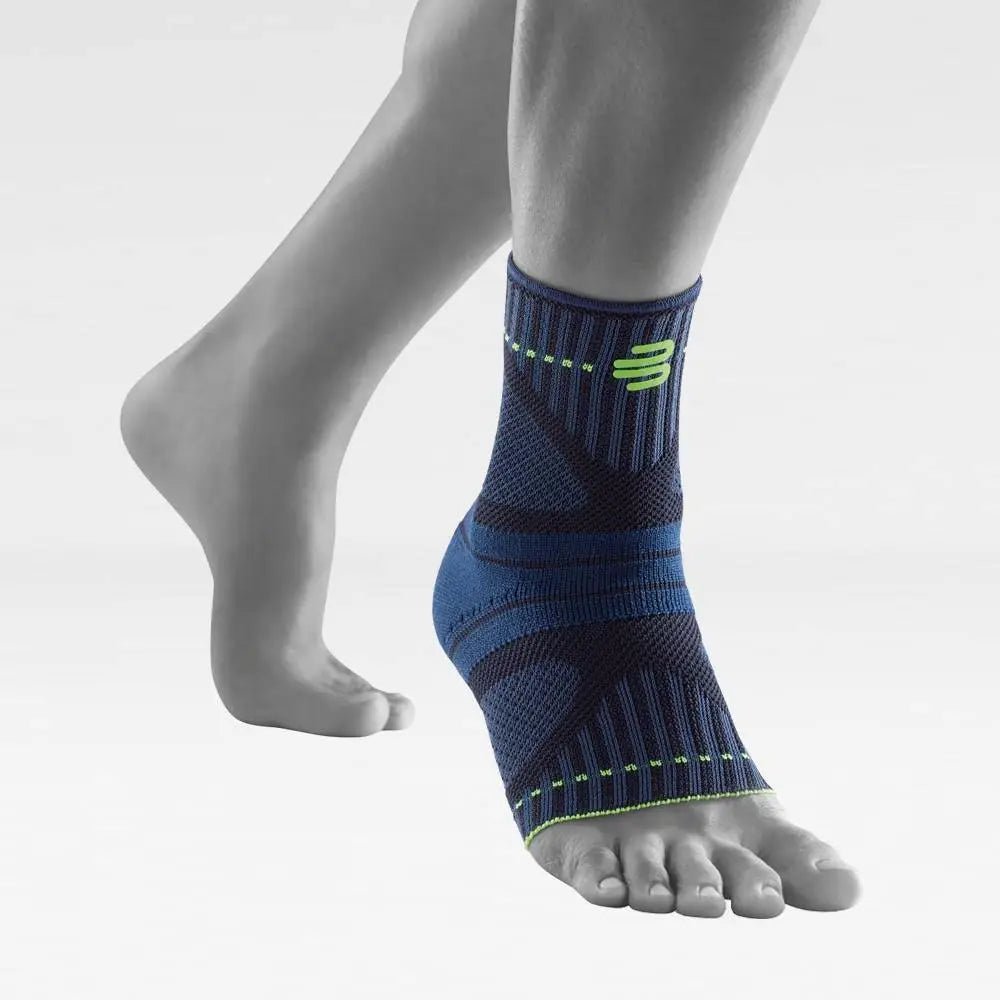 Die Abbildung zeigt den Bauerfeind Sports Ankle Support Dynamic, eine Knöchelbandage, die für dynamische sportliche Aktivitäten entwickelt wurde. Sie besteht aus leichtem, atmungsaktivem Material und ist mit innovativen, elastischen Stabilisierungsbändern ausgestattet, die eine gezielte Unterstützung und Stabilisierung des Knöchels bieten. Diese Bänder passen sich der Bewegung an und helfen, das Gelenk bei schnellen Richtungswechseln und intensiven Belastungen zu schützen. 