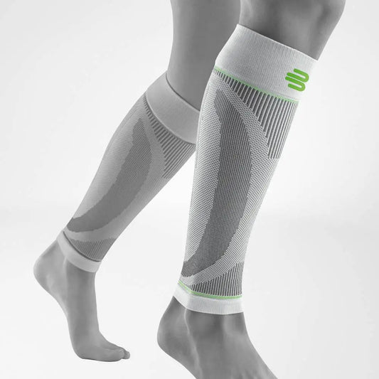 Die Abbildung zeigt die Bauerfeind Sports Compression Sleeves für den Unterschenkel, die speziell für sportliche Aktivitäten entwickelt wurden. Diese Compression Sleeves bestehen aus leichtem, atmungsaktivem Material. Die Compression Sleeves helfen, Muskelermüdung und Verletzungen vorzubeugen, während sie hohen Tragekomfort bieten und die Bewegungsfreiheit während intensiver Trainingseinheiten oder Wettkämpfe nicht einschränken.