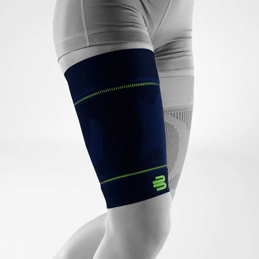 Die Abbildung zeigt die Bauerfeind Sports Compression Sleeves für den Oberschenkel, die speziell für sportliche Aktivitäten entwickelt wurden. Diese Compression Sleeves bestehen aus atmungsaktivem, elastischem Material und bieten gezielte Kompression über den gesamten Oberschenkelbereich. Die Kompression fördert die Durchblutung, unterstützt die Muskulatur und reduziert Muskelvibrationen, wodurch Muskelermüdung und Verletzungen vorgebeugt werden. Die Compression Sleeves bieten hohen Tragekomfort.