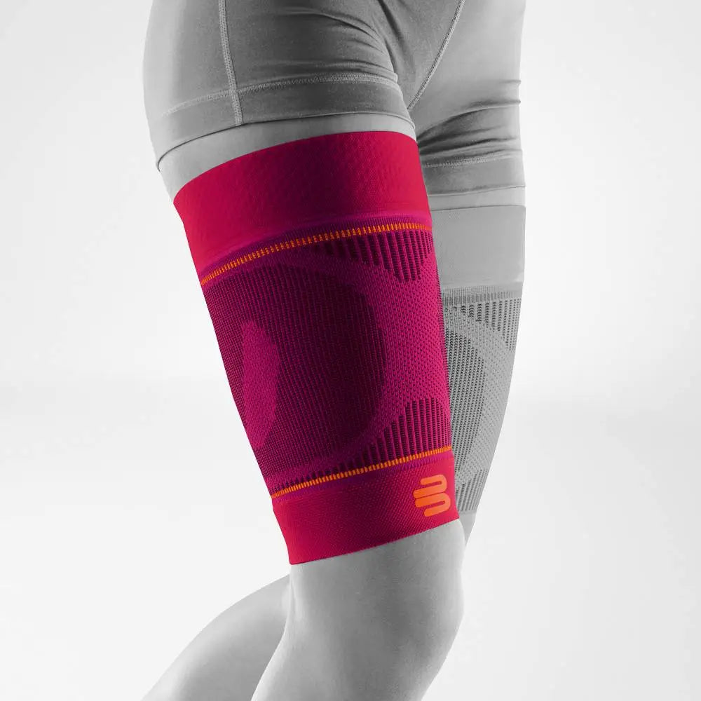 Die Abbildung zeigt die Bauerfeind Sports Compression Sleeves für den Oberschenkel, die speziell für sportliche Aktivitäten entwickelt wurden. Diese Compression Sleeves bestehen aus atmungsaktivem, elastischem Material und bieten gezielte Kompression über den gesamten Oberschenkelbereich. Die Kompression fördert die Durchblutung, unterstützt die Muskulatur und reduziert Muskelvibrationen, wodurch Muskelermüdung und Verletzungen vorgebeugt werden. Die Compression Sleeves bieten hohen Tragekomfort.