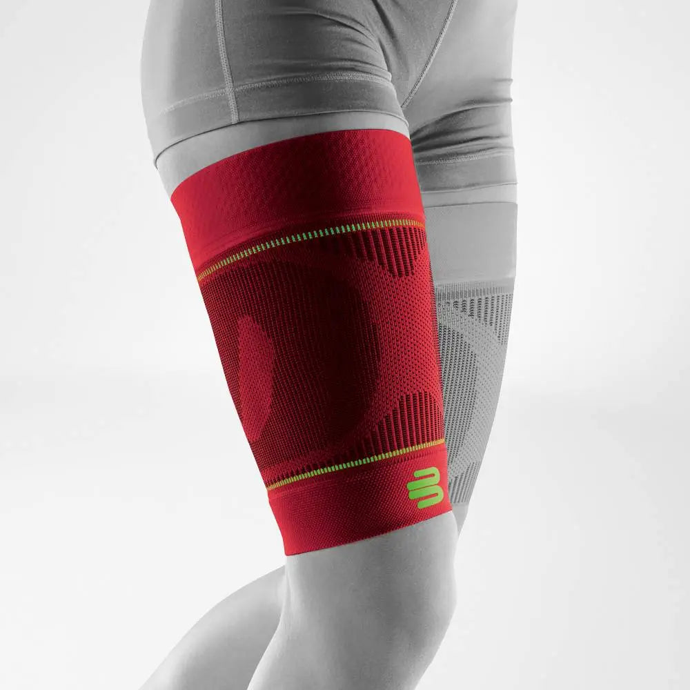Die Abbildung zeigt die Bauerfeind Sports Compression Sleeves für den Oberschenkel, die speziell für sportliche Aktivitäten entwickelt wurden. Diese Compression Sleeves bestehen aus atmungsaktivem, elastischem Material und bieten gezielte Kompression über den gesamten Oberschenkelbereich. Die Kompression fördert die Durchblutung, unterstützt die Muskulatur und reduziert Muskelvibrationen, wodurch Muskelermüdung und Verletzungen vorgebeugt werden. Die Compression Sleeves bieten hohen Tragekomfort.