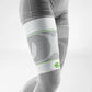 Die Abbildung zeigt die Bauerfeind Sports Compression Sleeves für den Oberschenkel, die speziell für sportliche Aktivitäten entwickelt wurden. Diese Compression Sleeves bestehen aus atmungsaktivem, elastischem Material und bieten gezielte Kompression über den gesamten Oberschenkelbereich. Die Kompression fördert die Durchblutung, unterstützt die Muskulatur und reduziert Muskelvibrationen, wodurch Muskelermüdung und Verletzungen vorgebeugt werden. Die Compression Sleeves bieten hohen Tragekomfort.