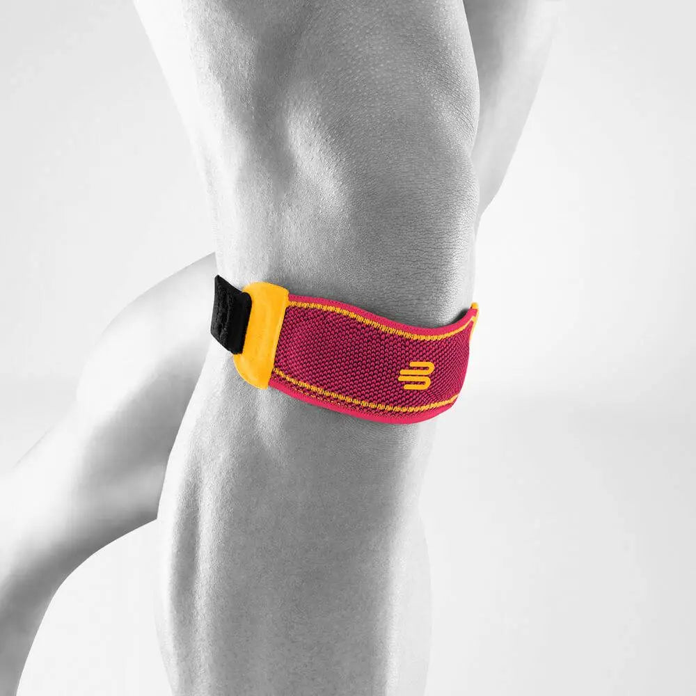 Die Abbildung zeigt den Bauerfeind Sports Knee Strap, eine speziell für sportliche Aktivitäten entwickelte Kniebandage, die gezielten Druck auf das Kniegelenk ausübt. Die Bandage besteht aus atmungsaktivem, elastischem Material und ist mit einem verstellbaren Klettverschluss ausgestattet, der eine individuelle Anpassung ermöglicht. Der Sports Knee Strap hilft, Schmerzen und Beschwerden im Bereich der Kniescheibe und der Sehnenansätze zu lindern, indem er die Belastung auf das Knie reduziert.