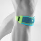 Die Abbildung zeigt den Bauerfeind Sports Knee Strap, eine speziell für sportliche Aktivitäten entwickelte Kniebandage, die gezielten Druck auf das Kniegelenk ausübt. Die Bandage besteht aus atmungsaktivem, elastischem Material und ist mit einem verstellbaren Klettverschluss ausgestattet, der eine individuelle Anpassung ermöglicht. Der Sports Knee Strap hilft, Schmerzen und Beschwerden im Bereich der Kniescheibe und der Sehnenansätze zu lindern, indem er die Belastung auf das Knie reduziert.