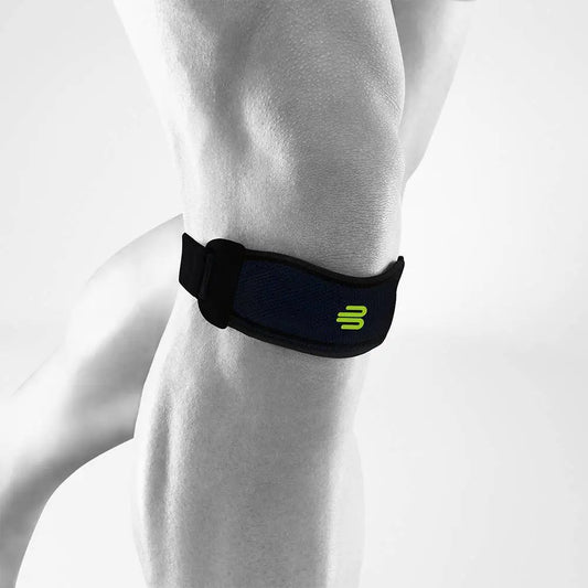 Die Abbildung zeigt den Bauerfeind Sports Knee Strap, eine speziell für sportliche Aktivitäten entwickelte Kniebandage, die gezielten Druck auf das Kniegelenk ausübt. Die Bandage besteht aus atmungsaktivem, elastischem Material und ist mit einem verstellbaren Klettverschluss ausgestattet, der eine individuelle Anpassung ermöglicht. Der Sports Knee Strap hilft, Schmerzen und Beschwerden im Bereich der Kniescheibe und der Sehnenansätze zu lindern, indem er die Belastung auf das Knie reduziert.
