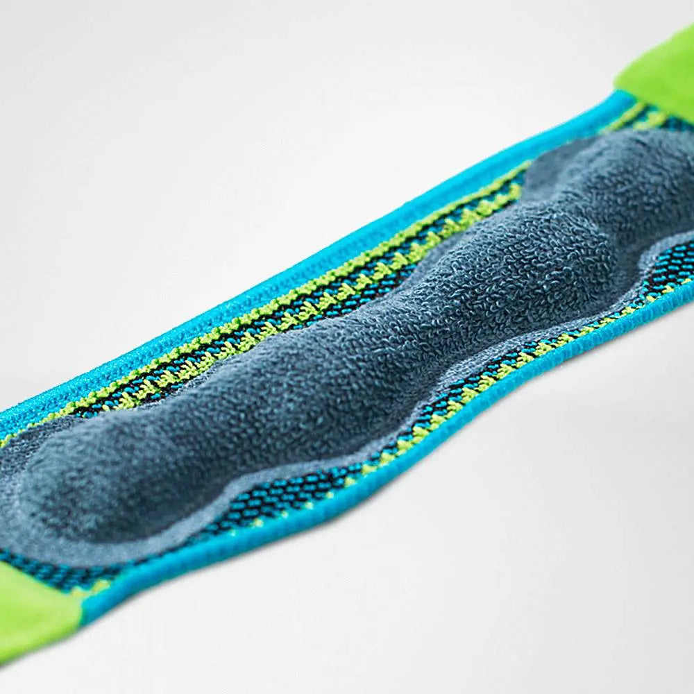 Die Abbildung zeigt den Bauerfeind Sports Knee Strap, eine speziell für sportliche Aktivitäten entwickelte Kniebandage, die gezielten Druck auf das Kniegelenk ausübt. Die Bandage besteht aus atmungsaktivem, elastischem Material und ist mit einem verstellbaren Klettverschluss ausgestattet, der eine individuelle Anpassung ermöglicht. Der Sports Knee Strap hilft, Schmerzen und Beschwerden im Bereich der Kniescheibe und der Sehnenansätze zu lindern, indem er die Belastung auf das Knie reduziert.