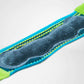 Die Abbildung zeigt den Bauerfeind Sports Knee Strap, eine speziell für sportliche Aktivitäten entwickelte Kniebandage, die gezielten Druck auf das Kniegelenk ausübt. Die Bandage besteht aus atmungsaktivem, elastischem Material und ist mit einem verstellbaren Klettverschluss ausgestattet, der eine individuelle Anpassung ermöglicht. Der Sports Knee Strap hilft, Schmerzen und Beschwerden im Bereich der Kniescheibe und der Sehnenansätze zu lindern, indem er die Belastung auf das Knie reduziert.