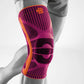 Die Abbildung zeigt die Bauerfeind Sports Knee Support, eine Kniebandage, die speziell für sportliche Aktivitäten entwickelt wurde. Die Bandage besteht aus atmungsaktivem, elastischem Material, das eine gezielte Kompression bietet und das Kniegelenk stabilisiert. Integrierte Funktionszonen und eine anatomisch geformte Pelotte massieren bei Bewegung das umliegende Gewebe, fördern die Durchblutung und lindern Schmerzen.