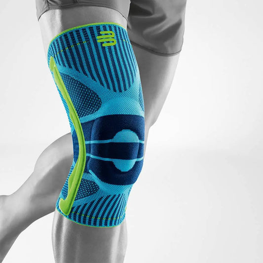 Die Abbildung zeigt die Bauerfeind Sports Knee Support, eine Kniebandage, die speziell für sportliche Aktivitäten entwickelt wurde. Die Bandage besteht aus atmungsaktivem, elastischem Material, das eine gezielte Kompression bietet und das Kniegelenk stabilisiert. Integrierte Funktionszonen und eine anatomisch geformte Pelotte massieren bei Bewegung das umliegende Gewebe, fördern die Durchblutung und lindern Schmerzen.