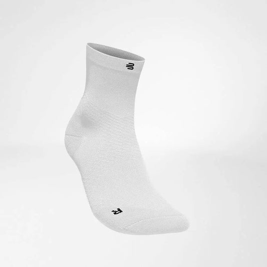 Die Abbildung zeigt die Bauerfeind Run Ultralight Mid Cut Socken, die speziell für Läufer entwickelt wurden. Diese Socken bestehen aus ultraleichtem, atmungsaktivem Material, das Feuchtigkeit effektiv ableitet und für ein angenehmes Tragegefühl sorgt. Die Mid Cut Länge bietet eine optimale Passform und leichten Schutz im Knöchelbereich. Zusätzlich unterstützen sie die Fußmuskulatur durch gezielte Kompression und fördern die Durchblutung, was Ermüdung und Blasenbildung vorbeugt.