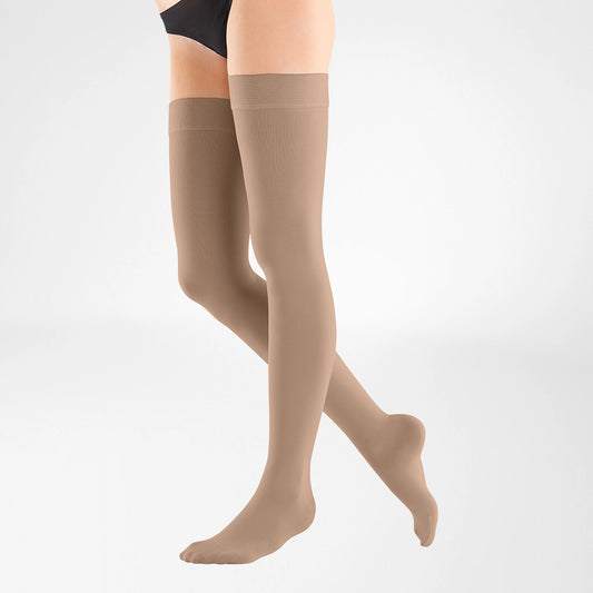 Das Bild zeigt den Bauerfeind Schenkelstrumpf A-G VenoTrain Soft, einen medizinischen Kompressionsstrumpf, der bis zum Oberschenkel reicht. Der Strumpf bietet eine leichte bis mittlere Kompression, um die Blutzirkulation zu unterstützen und Schwellungen zu reduzieren. Das Material ist besonders weich und atmungsaktiv, was einen hohen Tragekomfort gewährleistet.