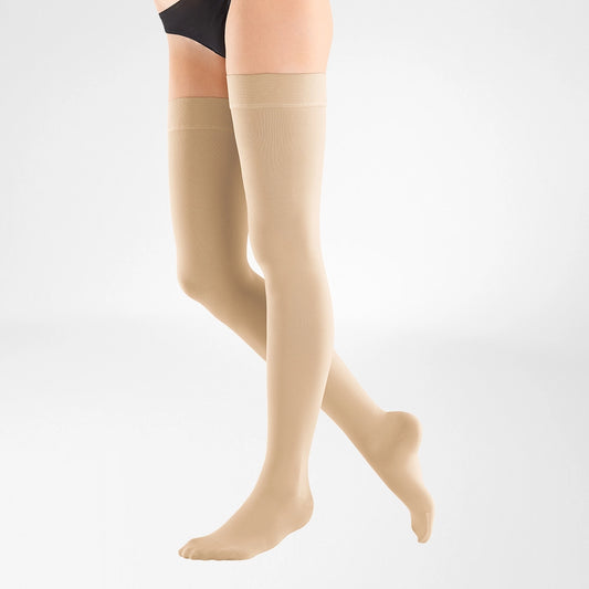 Das Bild zeigt den Bauerfeind Schenkelstrumpf A-G VenoTrain Soft, einen medizinischen Kompressionsstrumpf, der bis zum Oberschenkel reicht. Der Strumpf bietet eine leichte bis mittlere Kompression, um die Blutzirkulation zu unterstützen und Schwellungen zu reduzieren. Das Material ist besonders weich und atmungsaktiv, was einen hohen Tragekomfort gewährleistet.