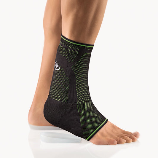 Das Bild zeigt die Bort AchilloStabil Plus Sport Bandage. Eine speziell für Sportler entwickelte Bandage, die das Sprunggelenk und die Achillessehne unterstützt. Die Bandage verfügt über integrierte Silikonpelotten zur gezielten Druckentlastung der Achillessehne und ein atmungsaktives, elastisches Material für hohen Tragekomfort während sportlicher Aktivitäten.