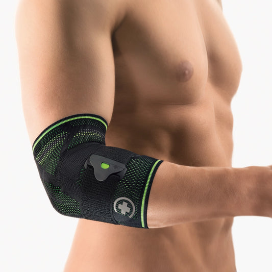Die Abbildung zeigt die Bort EpiBasic Sport Bandage, eine speziell für sportliche Aktivitäten entwickelte Bandage zur Unterstützung des Ellenbogens. Sie besteht aus elastischem, atmungsaktivem Material, das eine angenehme Passform und hohen Tragekomfort bietet. Ausgestattet mit einer Silikonpelotte, die gezielten Druck auf den Ellenbogen ausübt, hilft die Bandage, Schmerzen zu lindern und Schwellungen zu reduzieren.