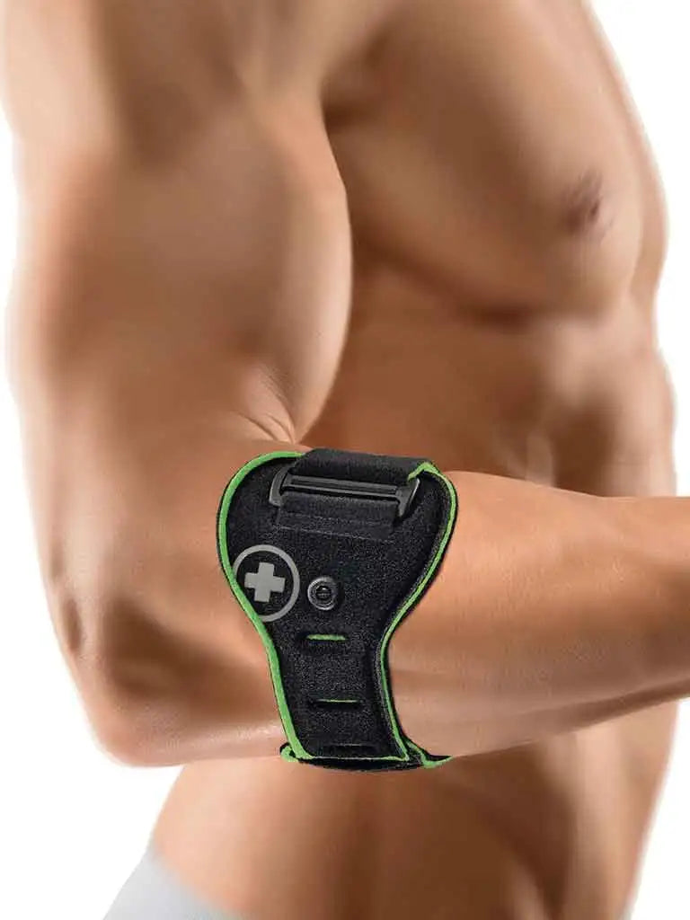 Die Abbildung zeigt die Bort EpiContur Sport Bandage, eine speziell für sportliche Aktivitäten entwickelte Ellenbogenbandage. Sie besteht aus elastischem, atmungsaktivem Material, das für hohen Tragekomfort sorgt. Die Bandage ist mit einer anatomisch geformten Silikonpelotte ausgestattet, die gezielten Druck auf den Ellenbogen ausübt, um Schmerzen zu lindern und die Heilung bei Überlastungen zu fördern.