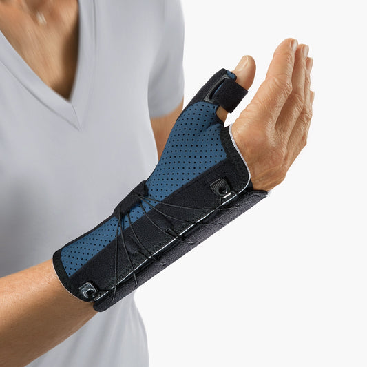 Die Abbildung zeigt die Bort Generation Handgelenkbandage, eine stützende Bandage zur Stabilisierung des Handgelenks. Sie besteht aus weichem, atmungsaktivem Material. Die Bandage bietet eine sanfte Kompression, um das Handgelenk zu entlasten und Schmerzen bei Überlastungen, leichten Verletzungen oder Arthrose zu lindern. Die Bort Generation Handgelenkbandage ist leicht anzulegen und bietet hohen Tragekomfort für den täglichen Gebrauch. 