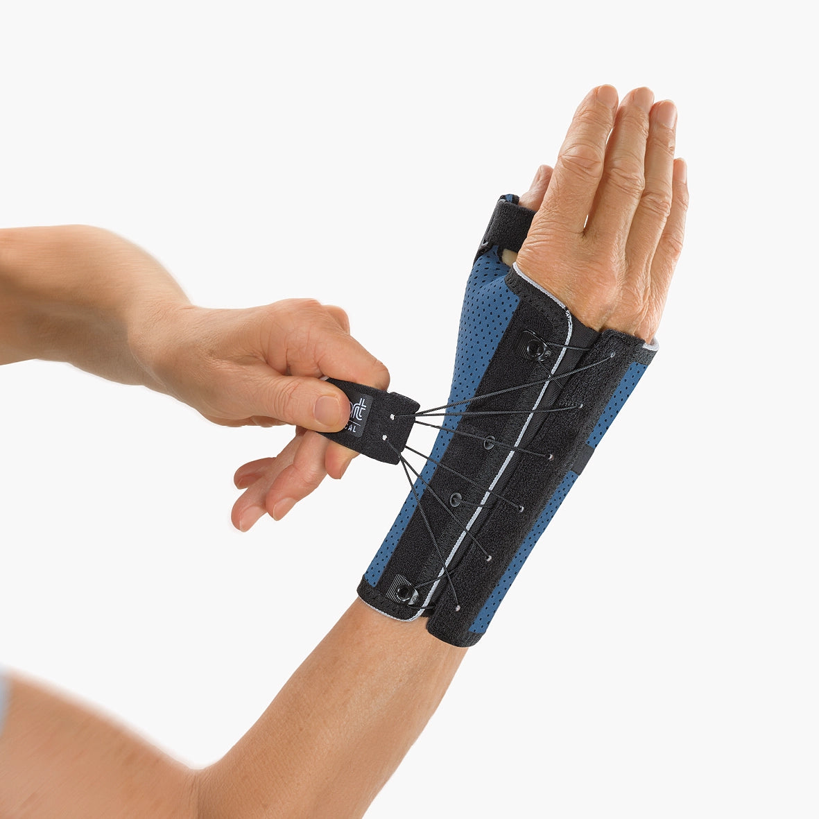 Die Abbildung zeigt die Bort Generation Handgelenkbandage, eine stützende Bandage zur Stabilisierung des Handgelenks. Sie besteht aus weichem, atmungsaktivem Material. Die Bandage bietet eine sanfte Kompression, um das Handgelenk zu entlasten und Schmerzen bei Überlastungen, leichten Verletzungen oder Arthrose zu lindern. Die Bort Generation Handgelenkbandage ist leicht anzulegen und bietet hohen Tragekomfort für den täglichen Gebrauch. 