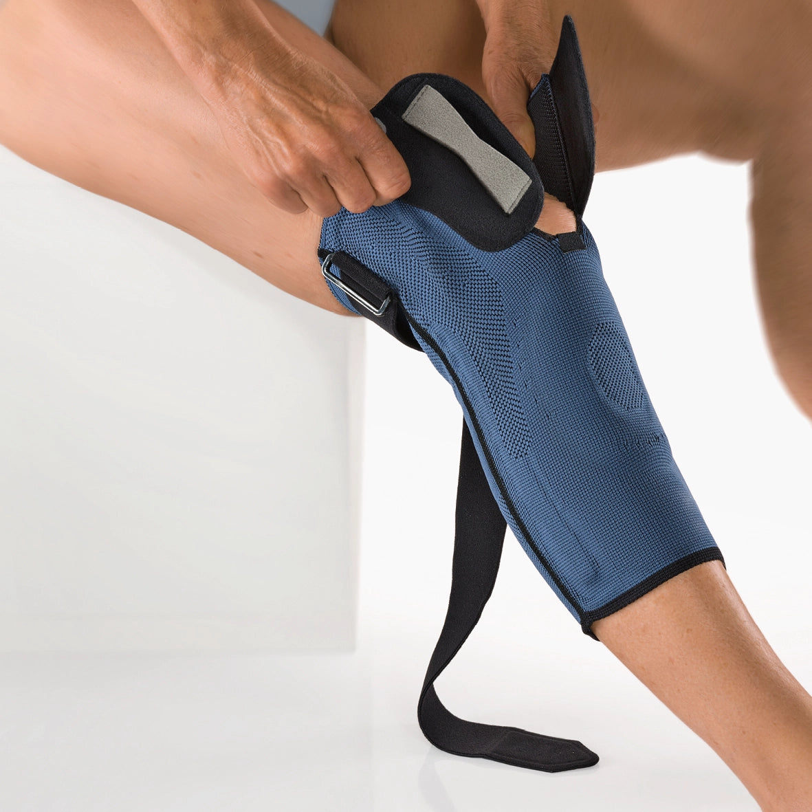 Die Abbildung zeigt die Bort Generation Plus Bandage, eine unterstützende Bandage für das Kniegelenk. Sie besteht aus elastischem, hautfreundlichem Material und bietet eine anatomische Passform für hohen Tragekomfort.