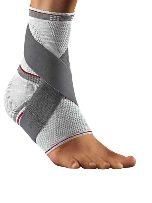 Die Bort Select TaloStabil Plus ist eine hochwertige Knöchelbandage, die speziell zur Stabilisierung des Sprunggelenks entwickelt wurde. Sie besteht aus einem atmungsaktiven, elastischen Material für angenehmen Tragekomfort und ist mit seitlichen Verstärkungselementen ausgestattet, die das Gelenk effektiv stützen. Zusätzlich verfügt die Bandage über integrierte Silikonpelotten, die sanften Druck ausüben, um Schwellungen zu reduzieren und die Heilung zu fördern.