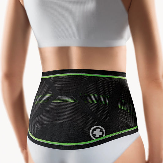 Die Abbildung zeigt die Bort StabiloBasic Lady Sport Rückenbandage, eine speziell für Frauen entwickelte Bandage zur Unterstützung und Stabilisierung der Lendenwirbelsäule während sportlicher Aktivitäten. Die Bandage besteht aus leichtem, atmungsaktivem Material, das sich angenehm an die weibliche Körperform anpasst und eine gezielte Kompression im unteren Rückenbereich bietet. Diese Rückenbandage hilft, Rückenschmerzen zu lindern, die Haltung zu verbessern und die Muskulatur zu unterstützen.