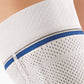 Die Abbildung zeigt die Bort StabiloGen Eco Bandage, eine Stabilisierungsbandage für das Knie. Sie besteht aus elastischem, atmungsaktivem Material und bietet gezielte Unterstützung durch integrierte seitliche Stabilisierungsstäbe.