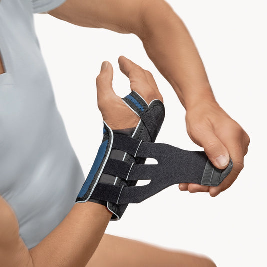 Die Abbildung zeigt die Bort Generation Handgelenkbandage, eine stützende Bandage zur Stabilisierung des Handgelenks. Sie besteht aus weichem, atmungsaktivem Material. Die Bandage bietet eine sanfte Kompression, um das Handgelenk zu entlasten und Schmerzen bei Überlastungen, leichten Verletzungen oder Arthrose zu lindern. Die Bort Generation Handgelenkbandage ist leicht anzulegen und bietet hohen Tragekomfort für den täglichen Gebrauch. 