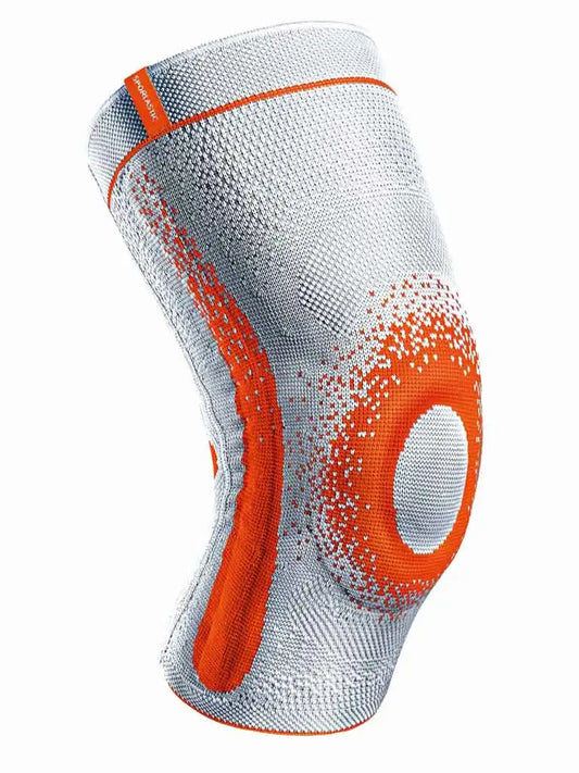 Die Abbildung zeigt die Sporlastic GenuHit Supreme Kniebandage, eine fortschrittliche Bandage zur Stabilisierung des Kniegelenks. Sie besteht aus hochwertigem, atmungsaktivem Material in Grau und verfügt über integrierte, flexible Stabilisierungsstäbe sowie eine anatomisch geformte Pelotte, die das Knie optimal unterstützt und bei Bewegung gezielt Druck auf die Kniescheibe ausübt.