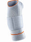 Die Abbildung zeigt die Sporlastic ManuDyn Bandage, eine funktionale Bandage zur Stabilisierung des Handgelenks. Sie besteht aus elastischem, atmungsaktivem Material, das sich angenehm an das Handgelenk anpasst. Die Bandage verfügt über eine anatomisch geformte Pelotte und flexible Stabilisierungsstäbe, die gezielten Druck ausüben und das Handgelenk stützen.