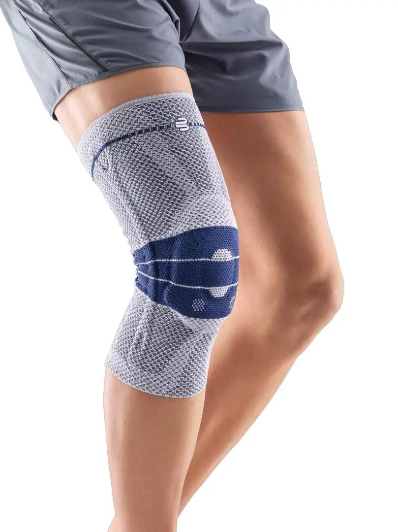 Das Bild zeigt die Bauerfeind GenuTrain Kniebandage, eine ergonomische Bandage. Diese Bandage ist ideal zur Entlastung und Stabilisierung bei leichten bis mittleren Knieverletzungen, wie etwa nach Bänderdehnungen, und kann sowohl im Alltag als auch bei sportlichen Aktivitäten getragen werden.