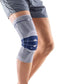 Das Bild zeigt die Bauerfeind GenuTrain Kniebandage, eine ergonomische Bandage. Diese Bandage ist ideal zur Entlastung und Stabilisierung bei leichten bis mittleren Knieverletzungen, wie etwa nach Bänderdehnungen, und kann sowohl im Alltag als auch bei sportlichen Aktivitäten getragen werden.