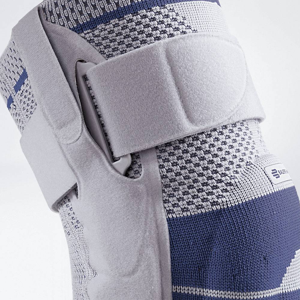 Das Bild zeigt die Bauerfeind GenuTrain S Kniebandage, eine stabile Bandage die speziell zur seitlichen Stabilisierung des Knies entwickelt wurde. Integrierte seitliche Gelenkschienen geben dem Knie zusätzlichen Halt und unterstützen es bei Bewegungen.