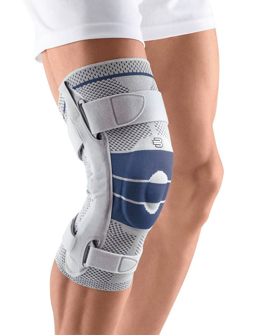 Das Bild zeigt die Bauerfeind GenuTrain S Kniebandage, eine stabile Bandage die speziell zur seitlichen Stabilisierung des Knies entwickelt wurde. Integrierte seitliche Gelenkschienen geben dem Knie zusätzlichen Halt und unterstützen es bei Bewegungen.